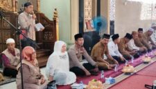 Wakil Bupati Surya Lapasiri Sambut Kedatangan Jemaah Haji Asal Touna di Masjid Tsamratul Ukhuwwah.