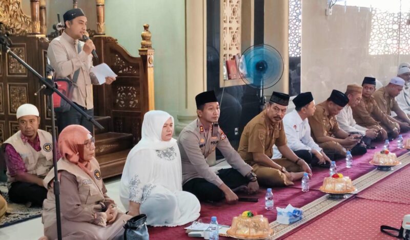 Wakil Bupati Surya Lapasiri Sambut Kedatangan Jemaah Haji Asal Touna di Masjid Tsamratul Ukhuwwah.