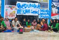 Bupati Ilham Lawidu Saat Menemui Masa Aksi dan Berdialog serta Merespon Aspirasi Masyarakat.
