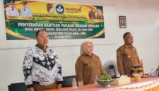 Wakil Bupati Touna, Surya Menyerahkan Langsung Bantuan Pakaian Seragam Sekolah.