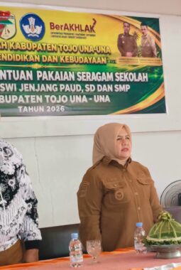Dukung Akses Pendidikan, Pemda Touna Serahkan Pakaian Seragam Sekolah Gratis
