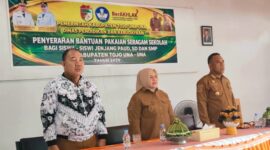 Wakil Bupati Touna, Surya Menyerahkan Langsung Bantuan Pakaian Seragam Sekolah.