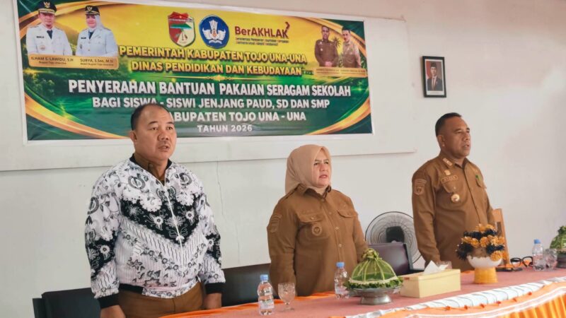 Wakil Bupati Touna, Surya Menyerahkan Langsung Bantuan Pakaian Seragam Sekolah.