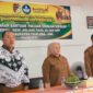 Wakil Bupati Touna, Surya Menyerahkan Langsung Bantuan Pakaian Seragam Sekolah.