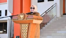 Wakil Bupati, Surya Lapasiri Saat Memberikan Arahan Pada Apel Pagi di Halaman Kantor Bupati.