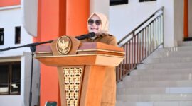 Wakil Bupati, Surya Lapasiri Saat Memberikan Arahan Pada Apel Pagi di Halaman Kantor Bupati.
