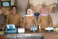 Wakil Bupati, Surya Lapasiri Saat Melakukan Sidak Pemutakhiran DTSEN di Kecamatan Tojo Barat.