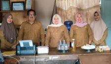 Wakil Bupati, Surya Lapasiri Saat Melakukan Sidak Pemutakhiran DTSEN di Kecamatan Tojo Barat.