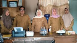 Wakil Bupati, Surya Lapasiri Saat Melakukan Sidak Pemutakhiran DTSEN di Kecamatan Tojo Barat.