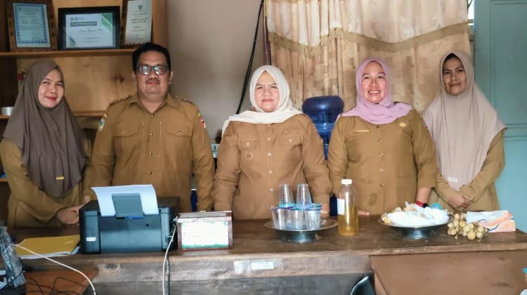Wakil Bupati, Surya Lapasiri Saat Melakukan Sidak Pemutakhiran DTSEN di Kecamatan Tojo Barat.