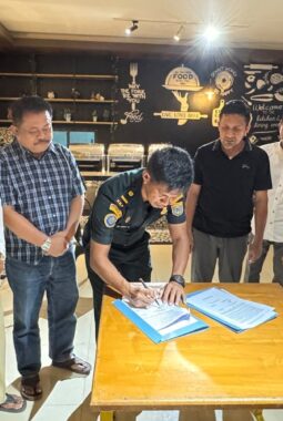 Bupati Tanda Tangani Berita Acara Serah Terima Lokasi Pekerjaan Pembangunan Kampung Nelayan Dari Tim KKP