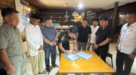 Bupati Touna, Ilham Lawidu Saat Melakukan Penandatanganan Berita Acara Serah Terima Lokasi Pekerjaan Pembangunan Kampung Nelayan Merah Putih.  
