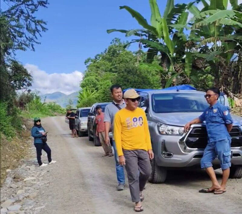 Bupati Ilham Lawidu Meninju Ruas Jalan Penghubung Desa Uematopa Kecamatan Ulubongka dan Desa Bulan Jaya Kecamatan Ampana Tete.