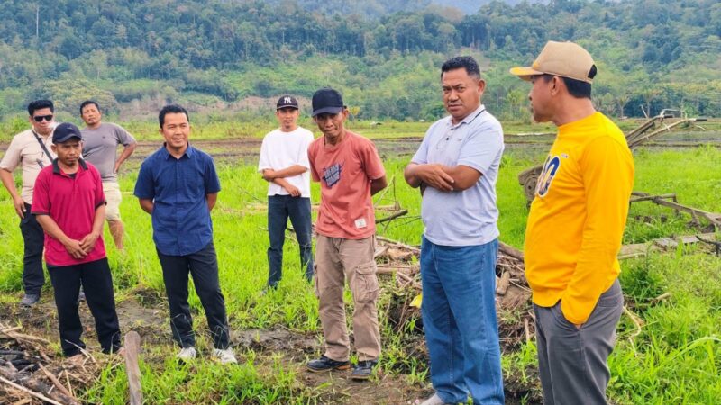 Bupati Ilham Lawidu Didampingi Kadis PUPR Meninju Lokasi Perencanaan Pembangunan dan Normalisasi Sungai di Desa Mpoa Kecamatan Ampana Tete.