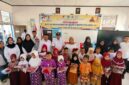 Wakil Bupati Touna, Surya Lapasiri Saat Menyerahkan Bantuan Bantuan Seragam Sekolah dan Beasiswa di Kecamatan Ulubongka.