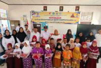Wakil Bupati Touna, Surya Lapasiri Saat Menyerahkan Bantuan Bantuan Seragam Sekolah dan Beasiswa di Kecamatan Ulubongka.