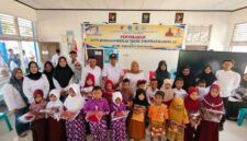 Wakil Bupati Touna, Surya Lapasiri Saat Menyerahkan Bantuan Bantuan Seragam Sekolah dan Beasiswa di Kecamatan Ulubongka.