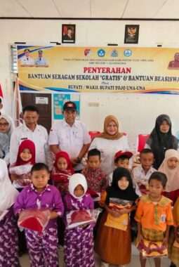 Wabup Serahkan Bantuan Seragam Sekolah dan Beasiswa PIP di Kecamatan Ulubongka