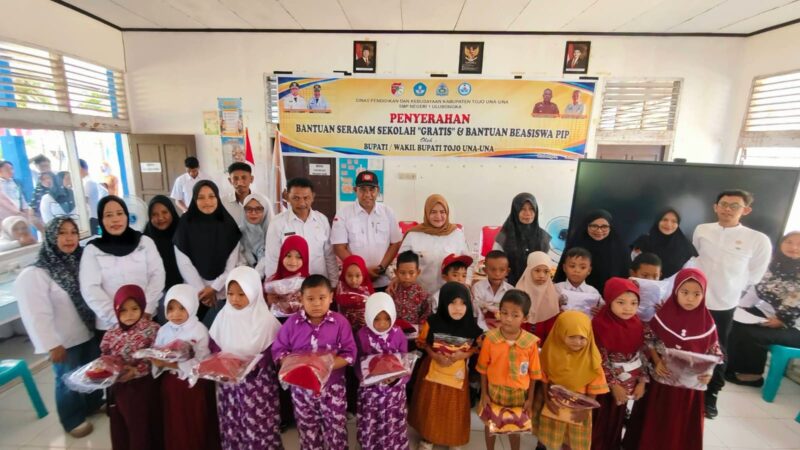 Wakil Bupati Touna, Surya Lapasiri Saat Menyerahkan Bantuan Bantuan Seragam Sekolah dan Beasiswa di Kecamatan Ulubongka.