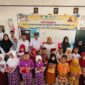 Wakil Bupati Touna, Surya Lapasiri Saat Menyerahkan Bantuan Bantuan Seragam Sekolah dan Beasiswa di Kecamatan Ulubongka.