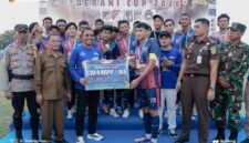 Gubernur Sulteng, Anwar Hafid Didampingi Bupati Touna, Ilham Lawidu Menutup Turnamen Berani Cup di Lapangan Stamina Ampana.
