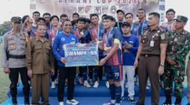Gubernur Sulteng, Anwar Hafid Didampingi Bupati Touna, Ilham Lawidu Menutup Turnamen Berani Cup di Lapangan Stamina Ampana.
