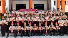 Wabup Touna Surya Lapasiri Selaku Ketua Kwartir Melepas Kontingen Gerakan Pramuka Untuk Mengikuti Jambore Nasional XII di Cibubur Jakarta Timur.