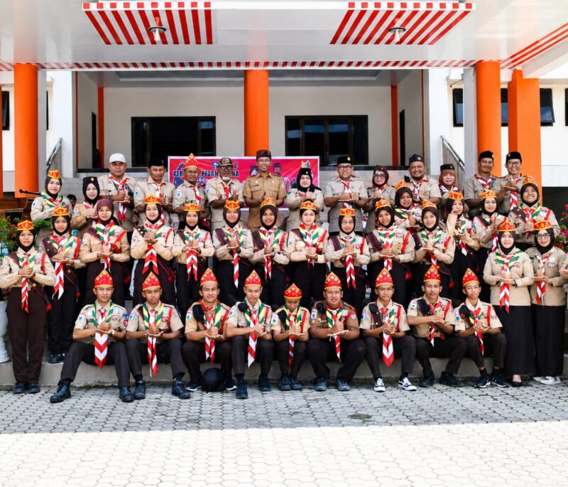 Wabup Touna Surya Lapasiri Selaku Ketua Kwartir Melepas Kontingen Gerakan Pramuka Untuk Mengikuti Jambore Nasional XII di Cibubur Jakarta Timur.