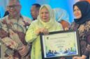 Wakil Bupati, Surya Lapasiri Saat Menerima Piagam Penghargaan Jamsostek Award.