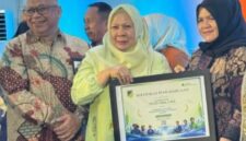 Wakil Bupati, Surya Lapasiri Saat Menerima Piagam Penghargaan Jamsostek Award.