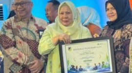 Wakil Bupati, Surya Lapasiri Saat Menerima Piagam Penghargaan Jamsostek Award.