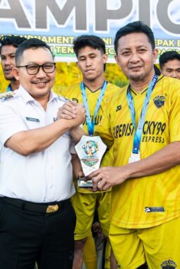 Bupati Touna Bangga Atas Perjuangan Lucky 99 Express FC hingga Adu Penalti
