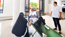 Kepala BPKAD Touna, Rismanto Laide Saat Melakukan Donor Darah.