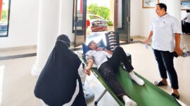 Kepala BPKAD Touna, Rismanto Laide Saat Melakukan Donor Darah.