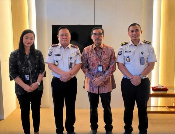 Kalapas Ampana Saat Foto Bersama Dengan Pimpinan BRI Cabang Ampana.