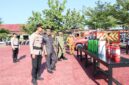 Kapolres Touna, AKBP Yanna Djayawidya Didampingi Sekda Touna Saat Melakukan Pemeriksaan Kepada Pesonil.