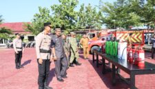 Kapolres Touna, AKBP Yanna Djayawidya Didampingi Sekda Touna Saat Melakukan Pemeriksaan Kepada Pesonil.