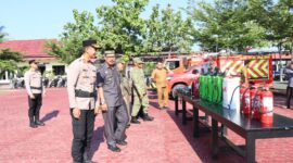 Kapolres Touna, AKBP Yanna Djayawidya Didampingi Sekda Touna Saat Melakukan Pemeriksaan Kepada Pesonil.