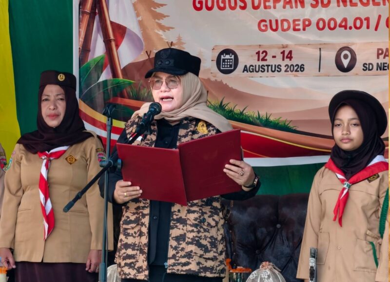 Wabup Touna, Surya Lapasiri Saat Membuka Perkemahan Pramuka Gudep SDN 1 Ratolindo.