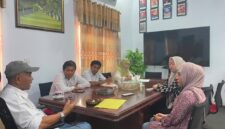 Kepala KUA Ampana Kota Bersama Pengurus Cabang Fatayat NU Saat Melakukan Koordinasi dengan Kepala Bapperida.