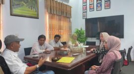 Kepala KUA Ampana Kota Bersama Pengurus Cabang Fatayat NU Saat Melakukan Koordinasi dengan Kepala Bapperida.
