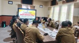 Kepala Dinas Pendidikan dan Kebudayaan Tojo Una-Una, Aspan Taurenta Memimpin Rapat Konsultasi Publik.