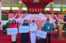 Wabup Touna, Surya Lapasiri Didampingi Kepala BPJS Ketenagakerjaan Mohammad Saaid Saat Menyerahkan Secara Simbolis Santunan JKM Kepada 3 Ahli Waris.