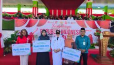 Wabup Touna, Surya Lapasiri Didampingi Kepala BPJS Ketenagakerjaan Mohammad Saaid Saat Menyerahkan Secara Simbolis Santunan JKM Kepada 3 Ahli Waris.