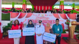 Wabup Touna, Surya Lapasiri Didampingi Kepala BPJS Ketenagakerjaan Mohammad Saaid Saat Menyerahkan Secara Simbolis Santunan JKM Kepada 3 Ahli Waris.