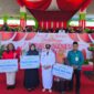 Wabup Touna, Surya Lapasiri Didampingi Kepala BPJS Ketenagakerjaan Mohammad Saaid Saat Menyerahkan Secara Simbolis Santunan JKM Kepada 3 Ahli Waris.