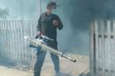Anggota Dinas Kesehatan Saat Melakukan Pengasapan Fogging Guna Membasmi Nyamuk Demam Berdarah