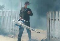 Anggota Dinas Kesehatan Saat Melakukan Pengasapan Fogging Guna Membasmi Nyamuk Demam Berdarah