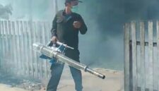Anggota Dinas Kesehatan Saat Melakukan Pengasapan Fogging Guna Membasmi Nyamuk Demam Berdarah