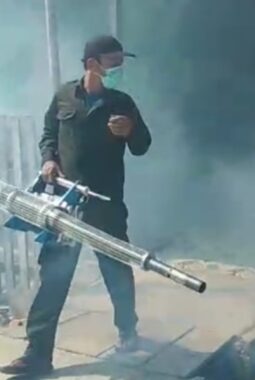 Dinas Kesehatan Melakukan Kegiatan Pengasapan Fogging Memberantas DBD